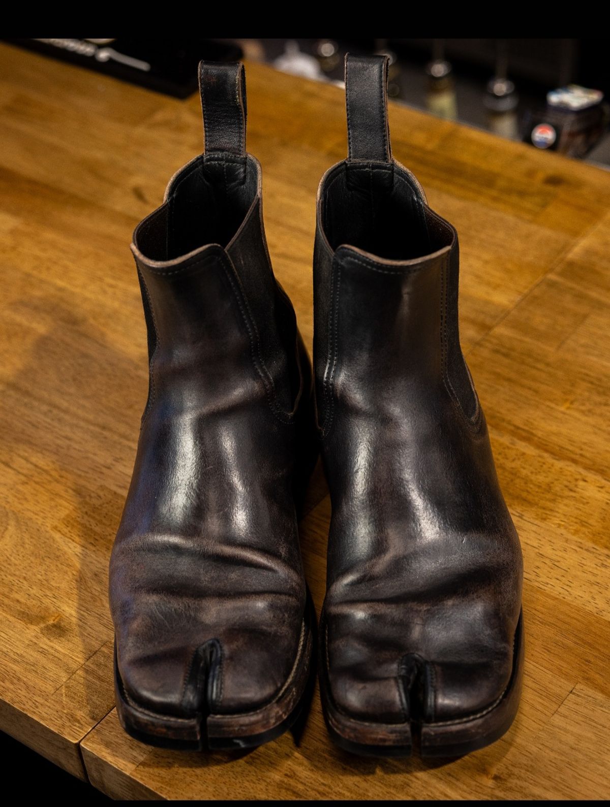 Photo by nobnix on March 1, 2025 of the Briselblack The Seventh TABI in Black-Overdyed Horsebutt.