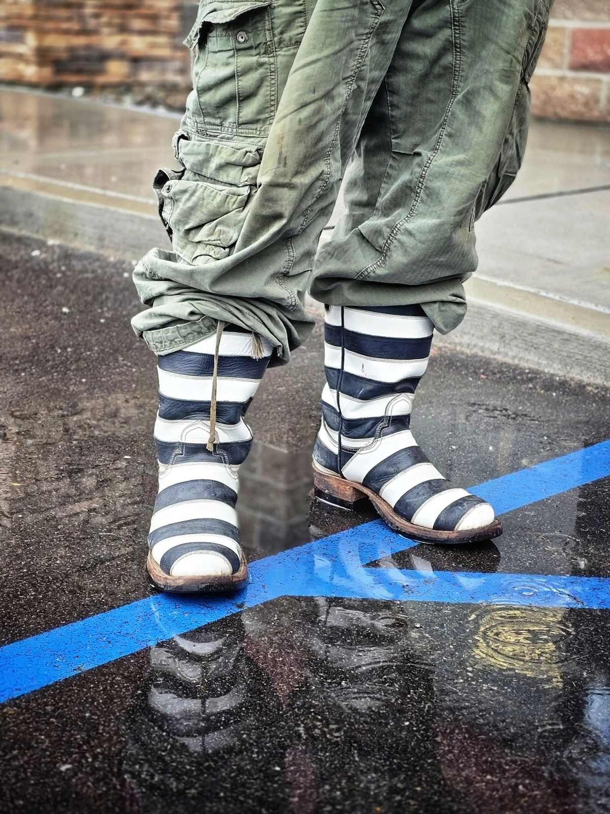 Photo by nobnix on November 22, 2024 of the Open Road Boots Striped in Navy Glass Calf, White Chrome Tanned.