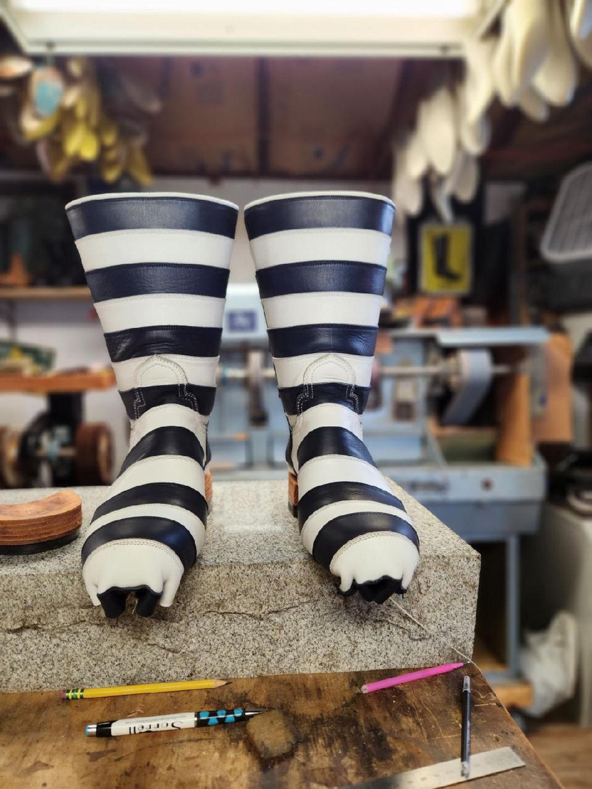 Photo by nobnix on September 25, 2023 of the Open Road Boots Striped in Navy Glass Calf, White Chrome Tanned.