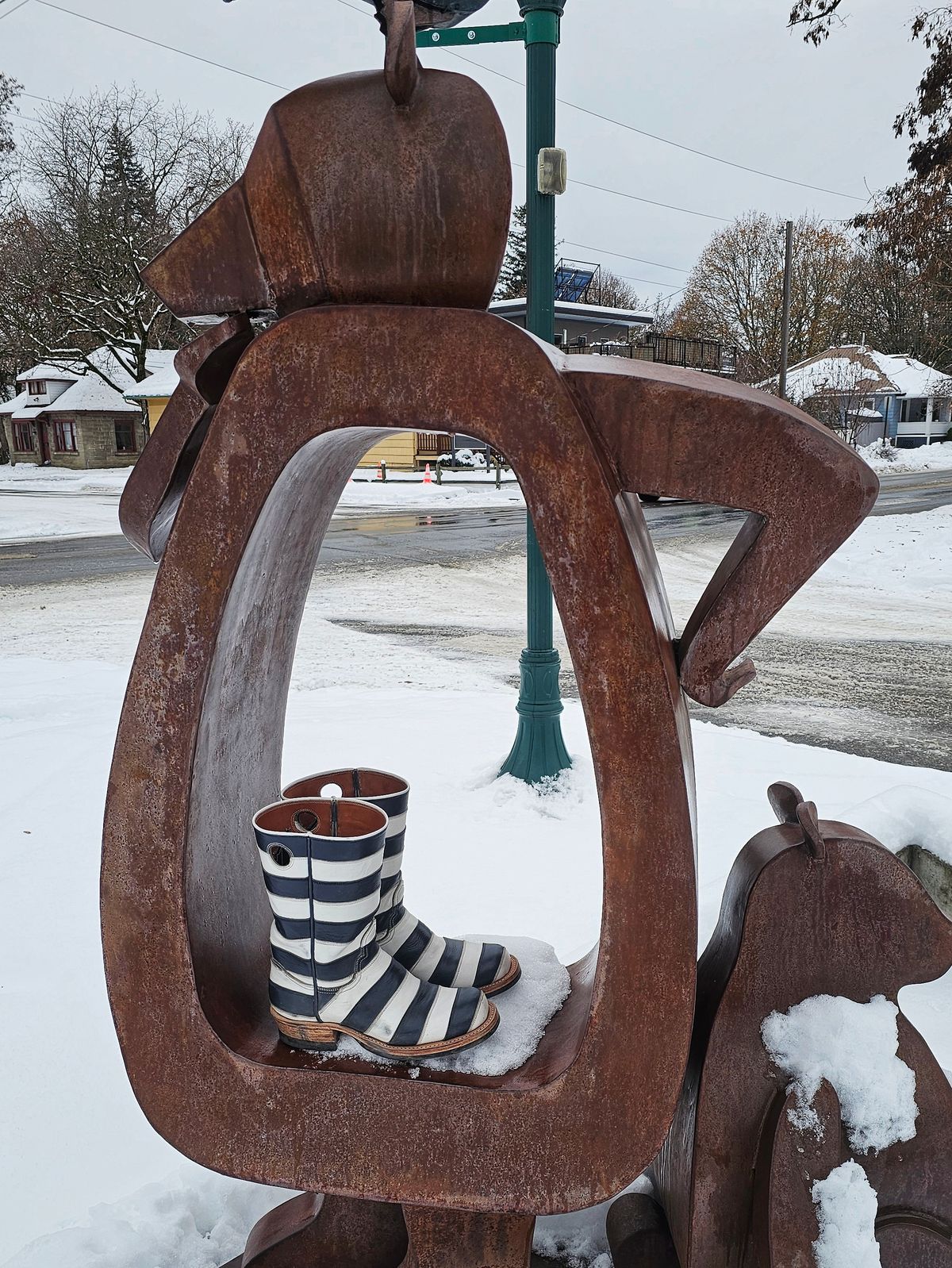 Photo by nobnix on December 3, 2023 of the Open Road Boots Striped in Navy Glass Calf, White Chrome Tanned.