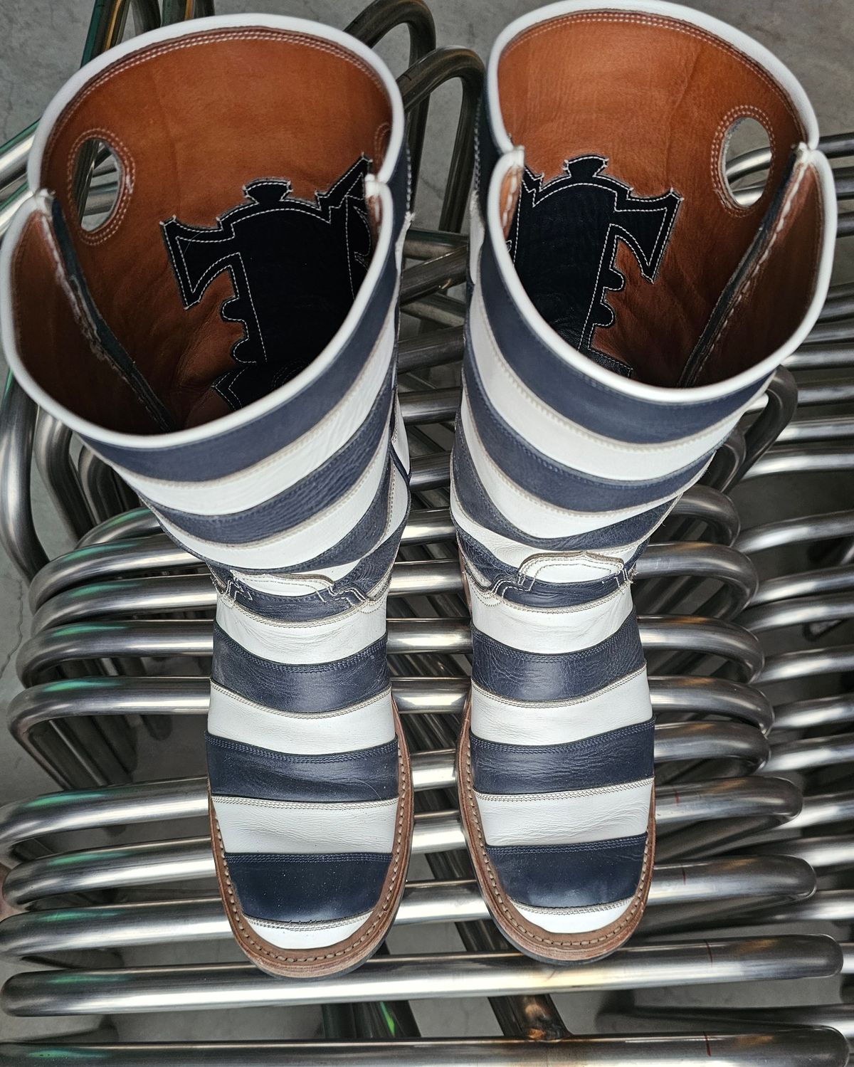 Photo by nobnix on February 2, 2024 of the Open Road Boots Striped in Navy Glass Calf, White Chrome Tanned.