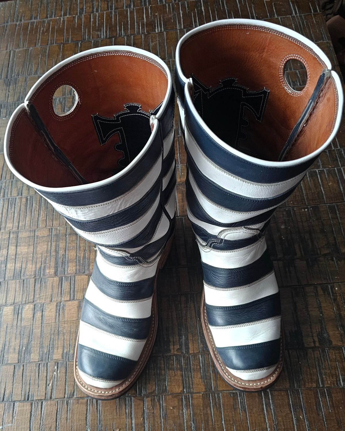Photo by nobnix on March 4, 2024 of the Open Road Boots Striped in Navy Glass Calf, White Chrome Tanned.