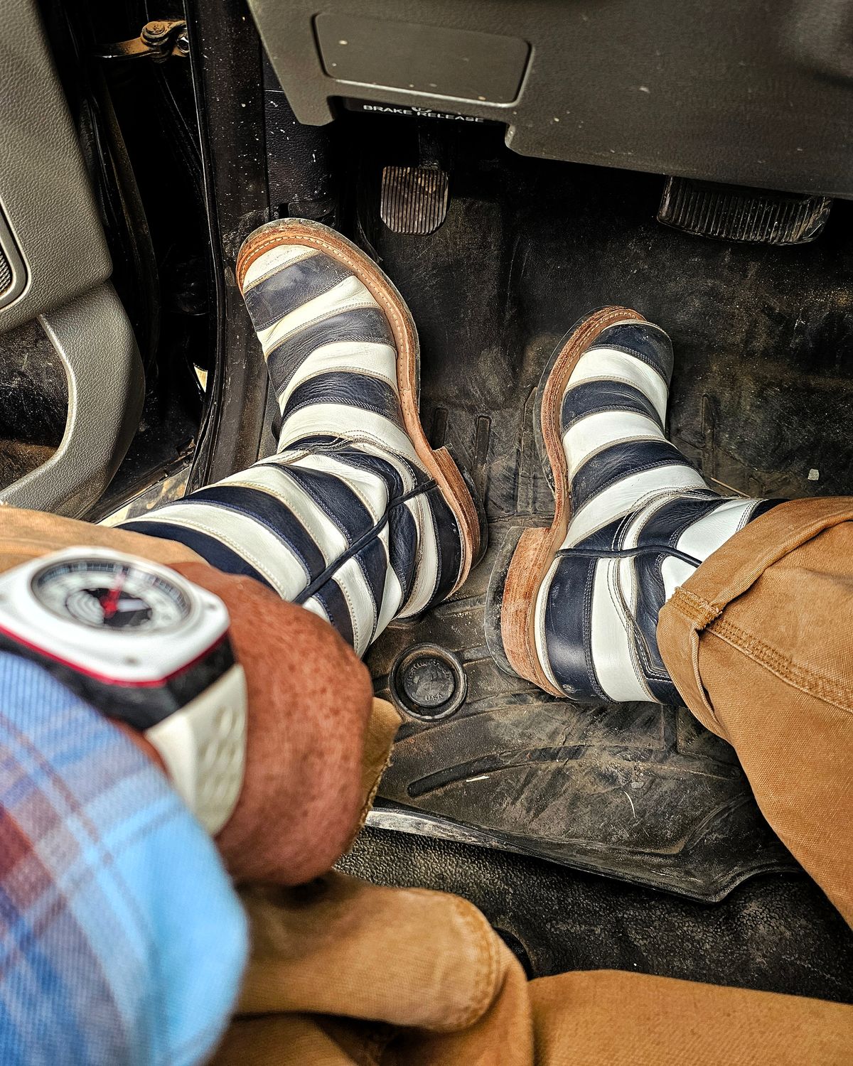 Photo by nobnix on March 22, 2024 of the Open Road Boots Striped in Navy Glass Calf, White Chrome Tanned.