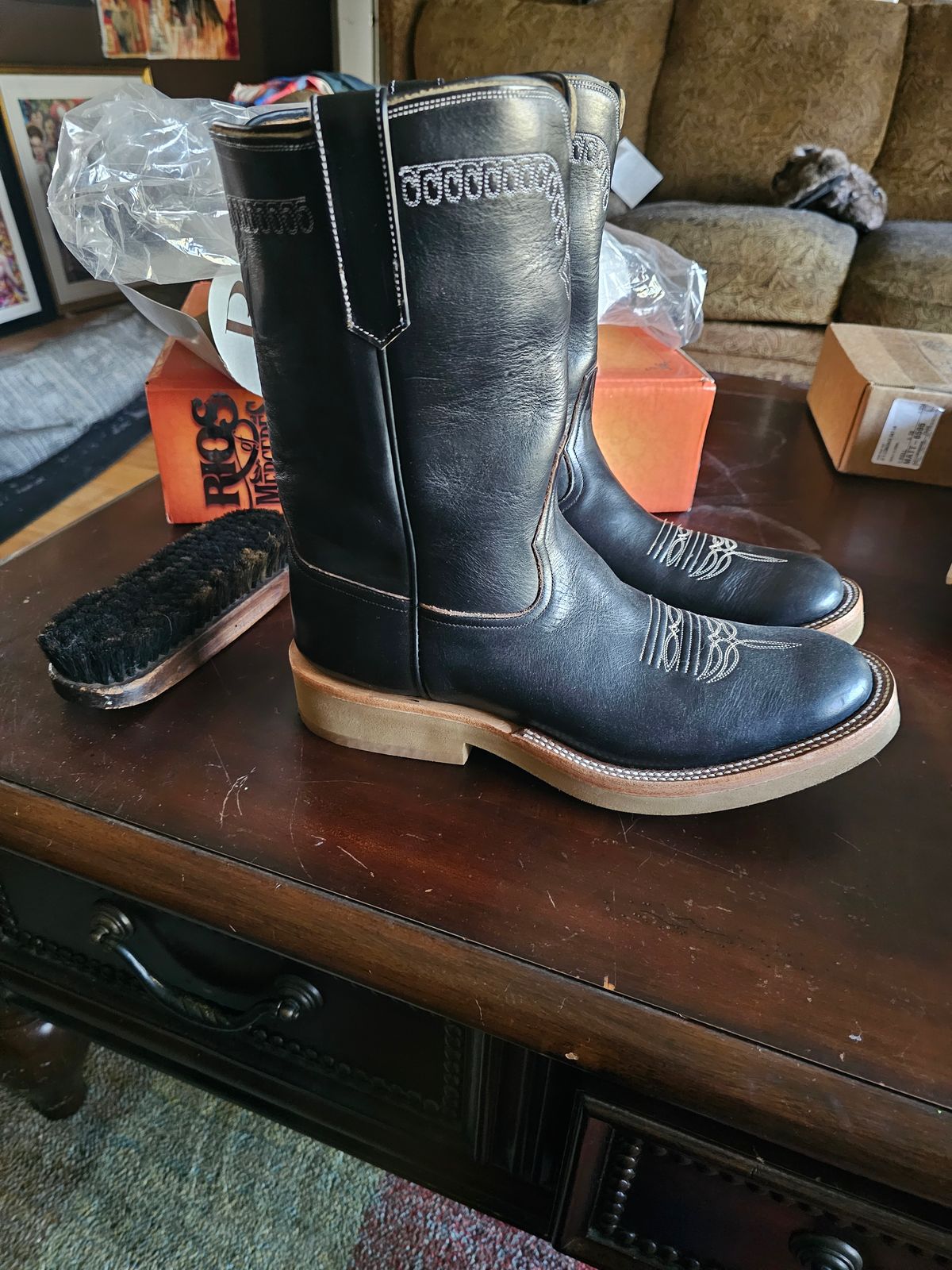 Photo by nobnix on August 9, 2024 of the Rios of Mercedes x The Black Bear Brand The Wild West Roughrider in Horween Black Chromexcel Horsehide.