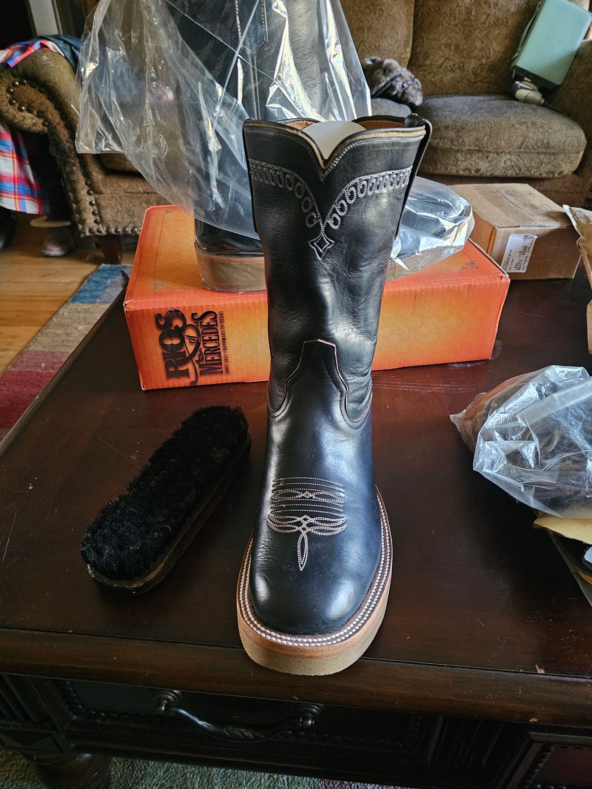 Photo by nobnix on August 9, 2024 of the Rios of Mercedes x The Black Bear Brand The Wild West Roughrider in Horween Black Chromexcel Horsehide.