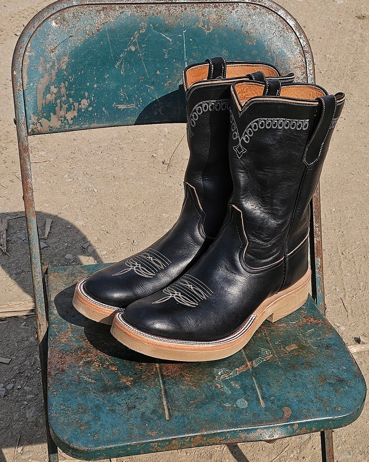 Photo by nobnix on August 23, 2024 of the Rios of Mercedes x The Black Bear Brand The Wild West Roughrider in Horween Black Chromexcel Horsehide.