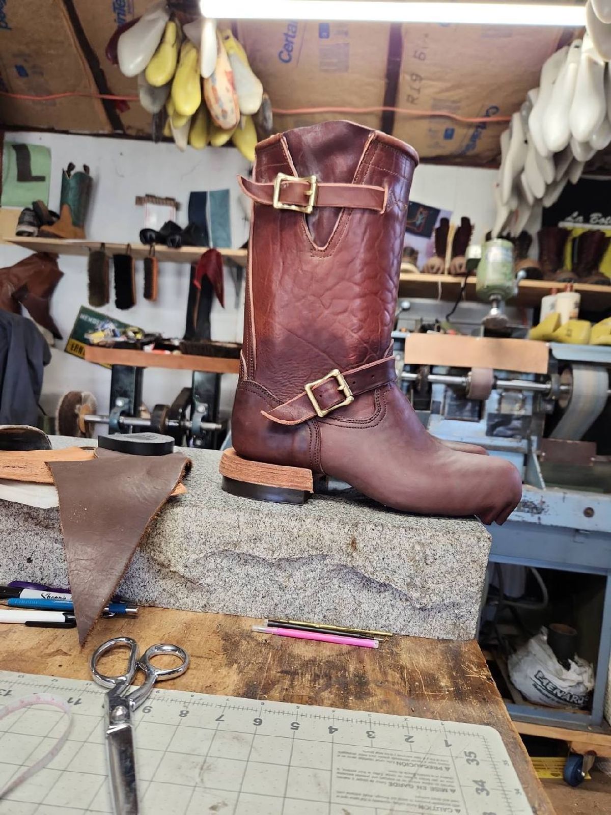 Photo by nobnix on June 15, 2024 of the OPEN ROAD CUSTOM BOOTS Engineer in Crude Culatta Horse Doublebutt "Brandy".
