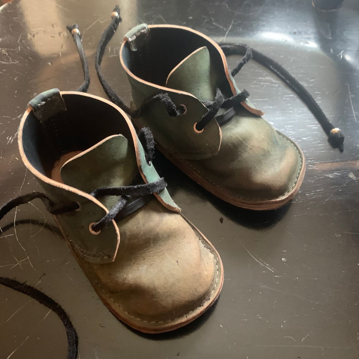 Photo by FrankLeeFineLeathers on October 22, 2020 of the Self-Made chukka in Horween Reverse Shell Cordovan.