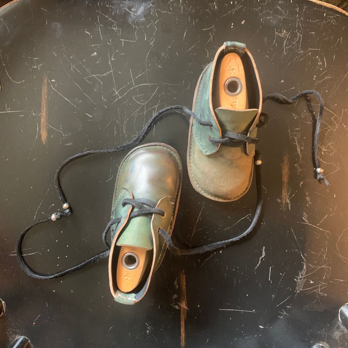 Photo by FrankLeeFineLeathers on October 22, 2020 of the Self-Made chukka in Horween Reverse Shell Cordovan.
