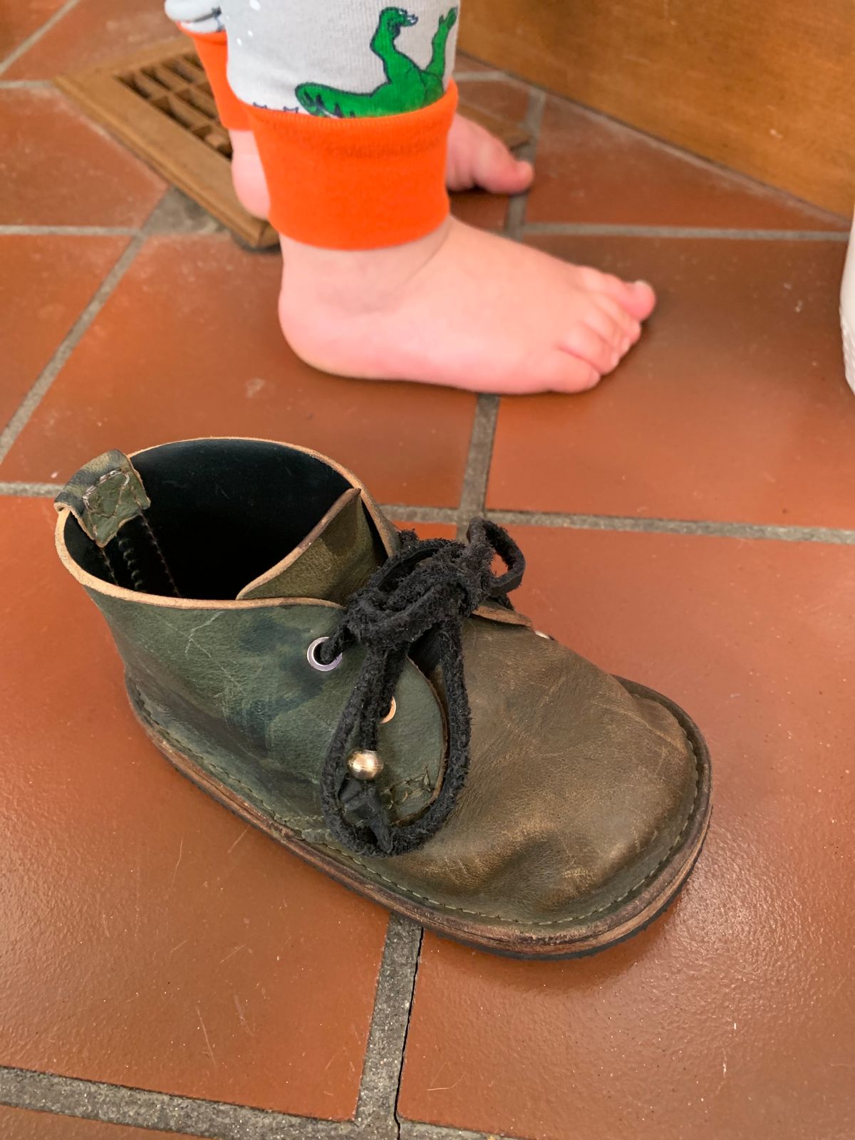 Photo by FrankLeeFineLeathers on December 27, 2020 of the Self-Made chukka in Horween Reverse Shell Cordovan.