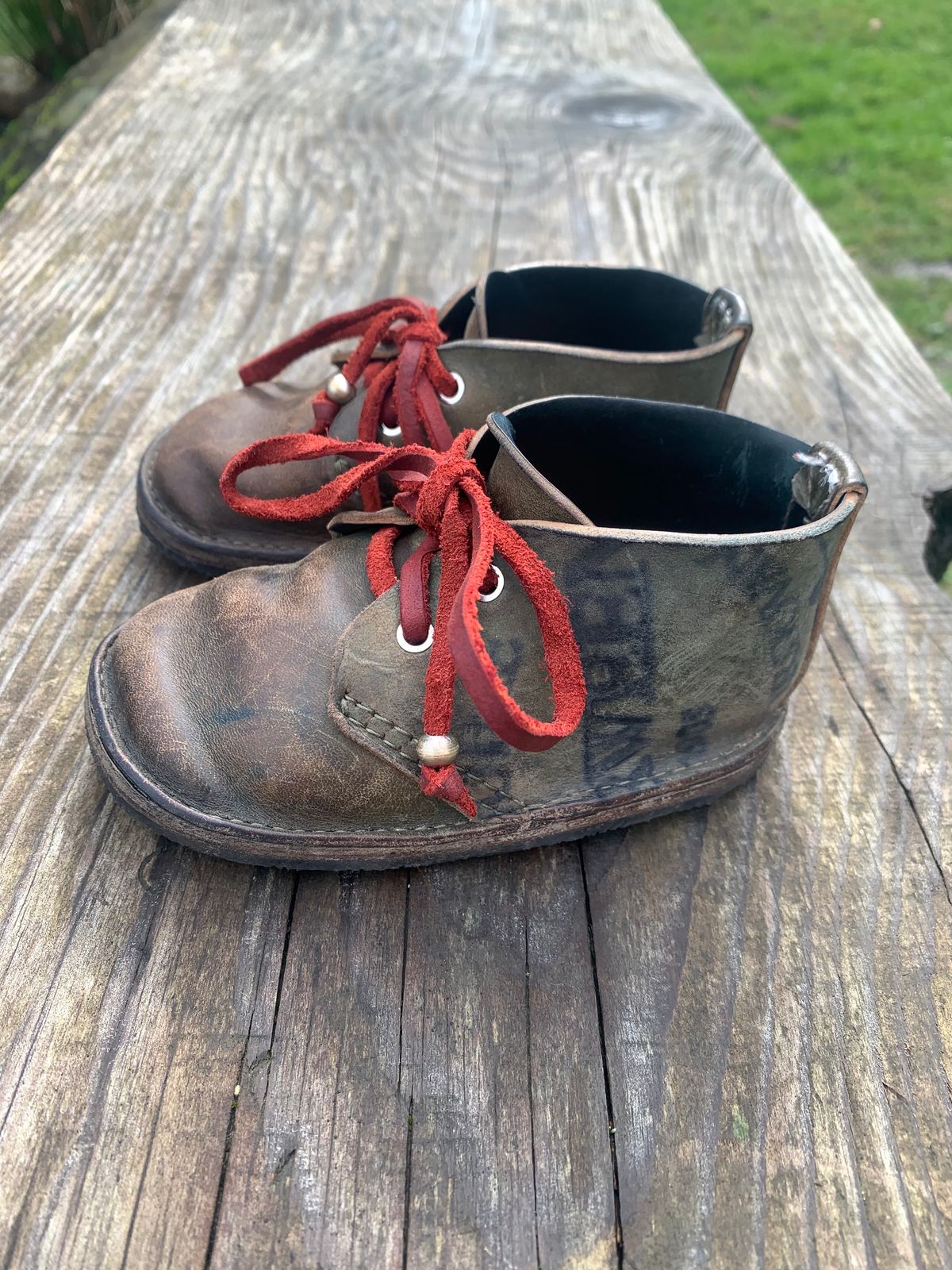 Photo by FrankLeeFineLeathers on February 25, 2021 of the Self-Made chukka in Horween Reverse Shell Cordovan.