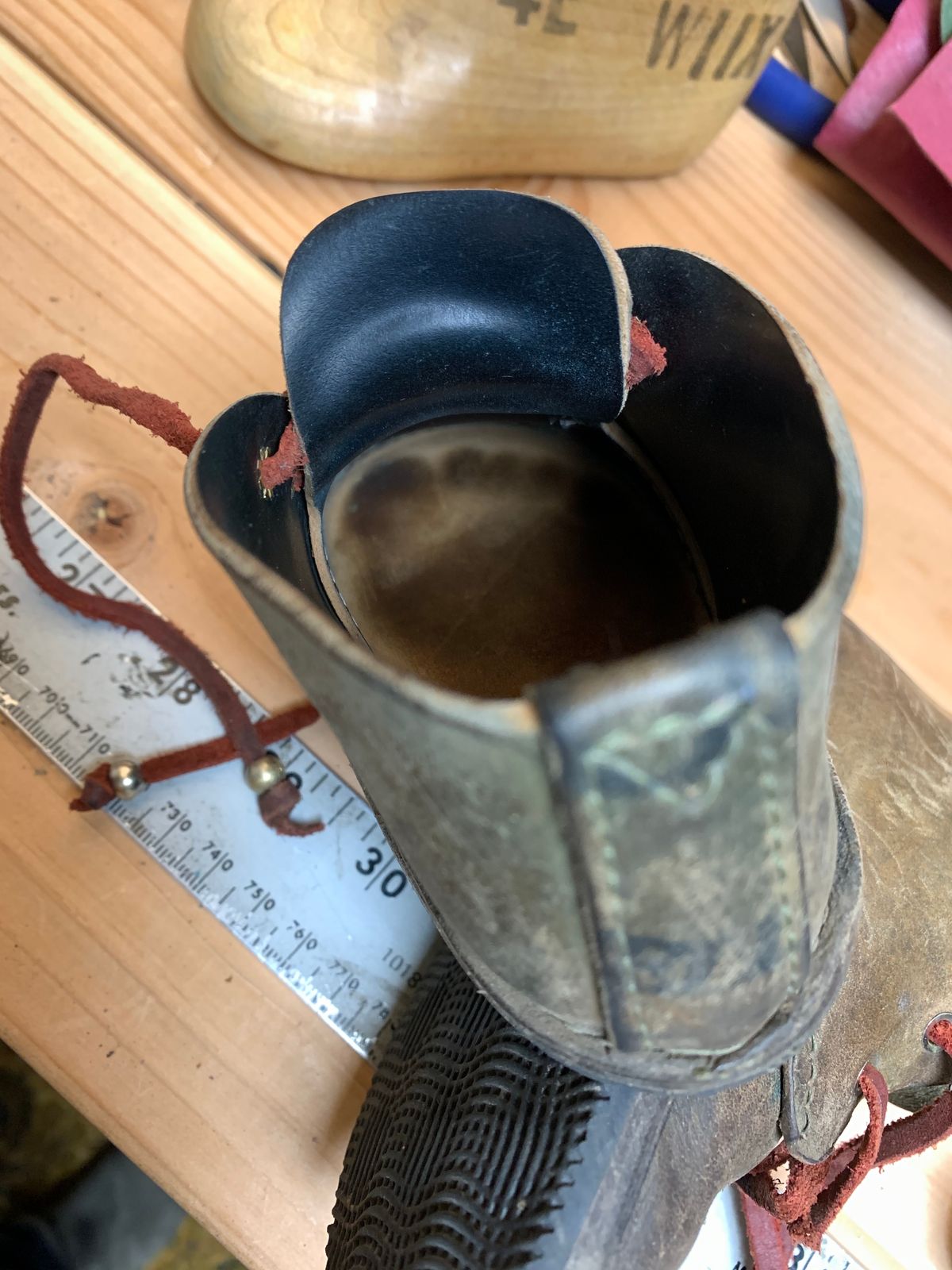 Photo by FrankLeeFineLeathers on April 5, 2021 of the Self-Made chukka in Horween Reverse Shell Cordovan.