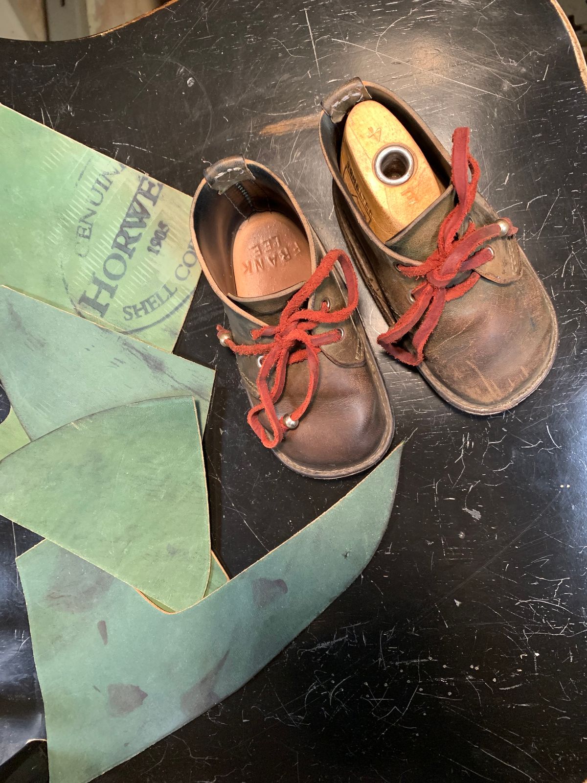 Photo by FrankLeeFineLeathers on April 8, 2021 of the Self-Made chukka in Horween Reverse Shell Cordovan.