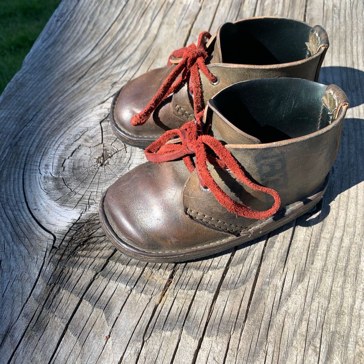 Photo by FrankLeeFineLeathers on April 11, 2021 of the Self-Made chukka in Horween Reverse Shell Cordovan.