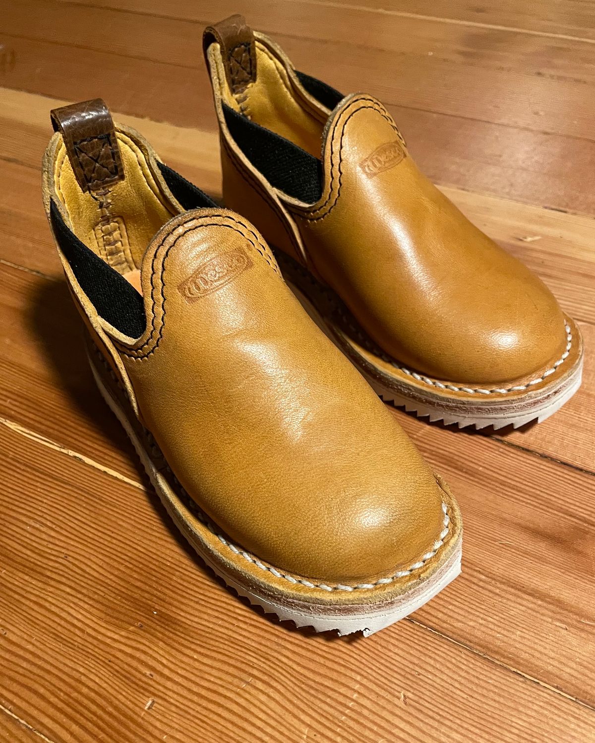 Photo by FrankLeeFineLeathers on October 3, 2023 of the Wesco Romeo in Maryam “ banana” horsebutt, Law shrunken bison, buckskin lined.
