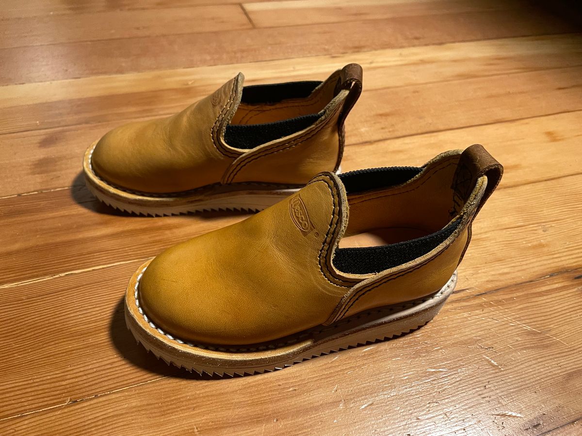 Photo by FrankLeeFineLeathers on October 3, 2023 of the Wesco Romeo in Maryam “ banana” horsebutt, Law shrunken bison, buckskin lined.