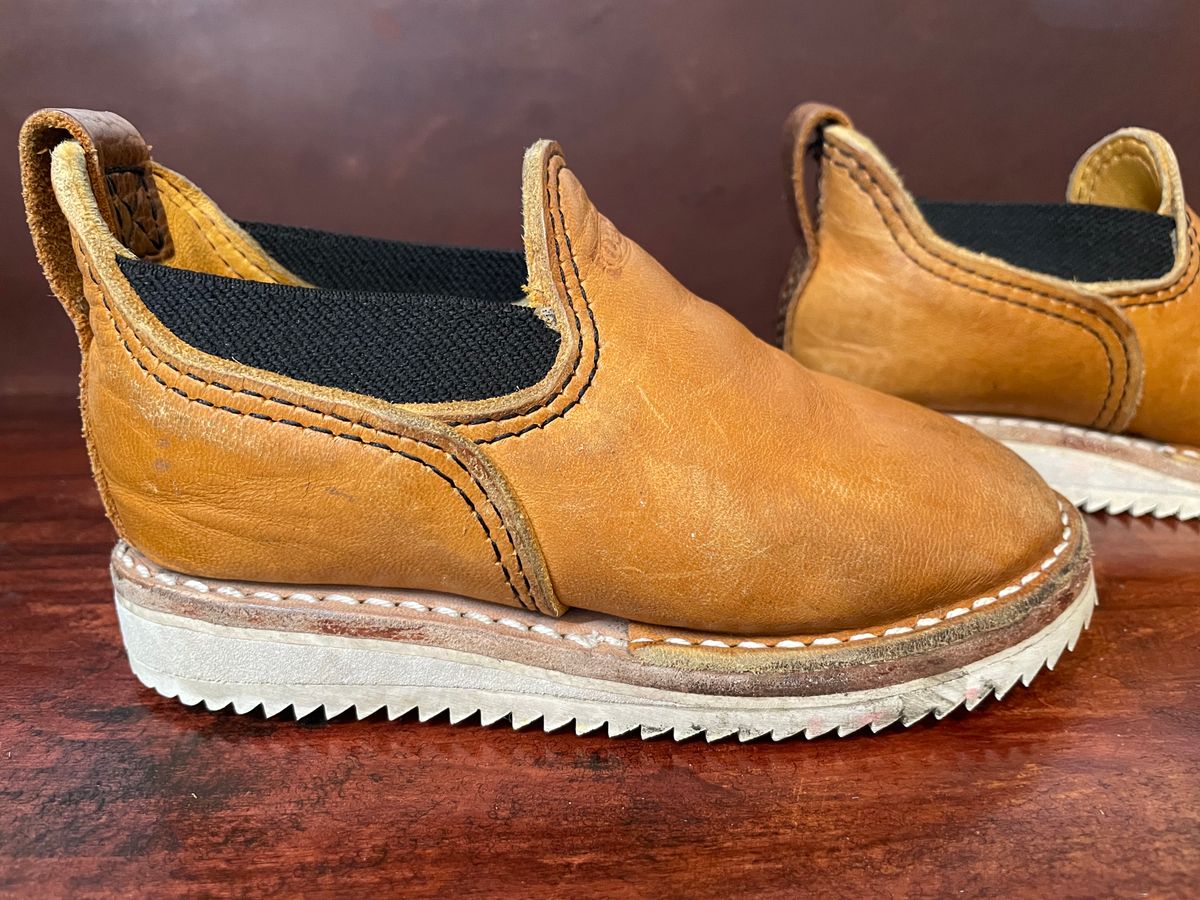 Photo by FrankLeeFineLeathers on November 3, 2023 of the Wesco Romeo in Maryam “ banana” horsebutt, Law shrunken bison, buckskin lined.