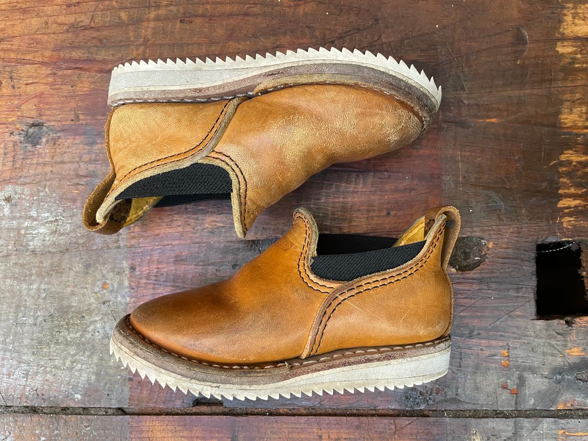 Photo by FrankLeeFineLeathers on December 5, 2023 of the Wesco Romeo in Maryam “ banana” horsebutt, Law shrunken bison, buckskin lined.