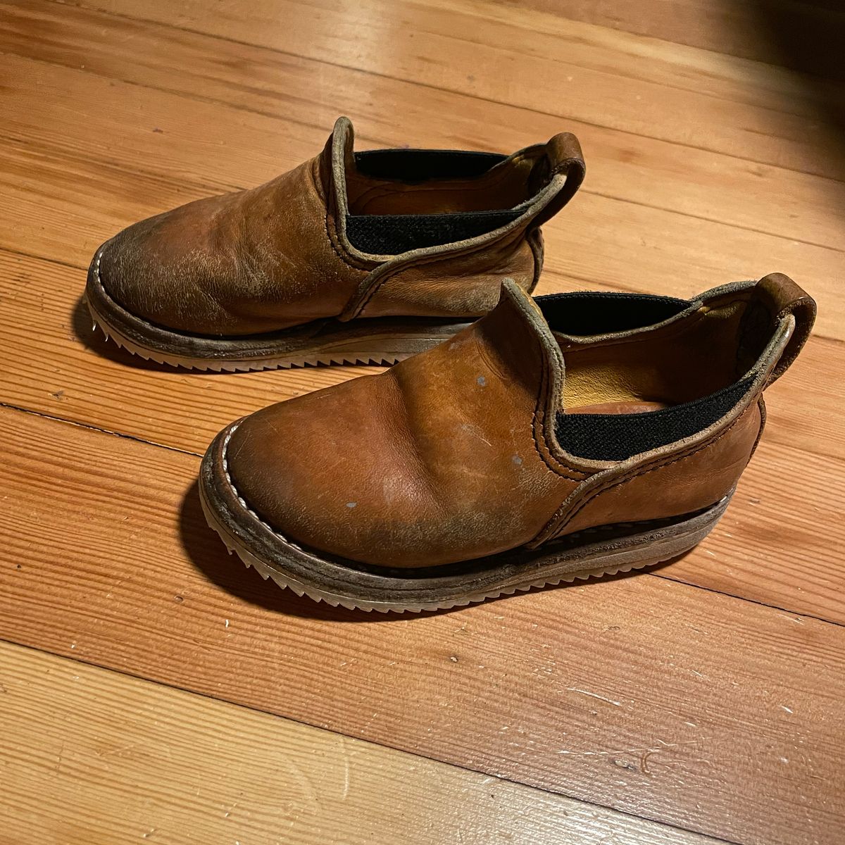 Photo by FrankLeeFineLeathers on March 6, 2024 of the Wesco Romeo in Maryam “ banana” horsebutt, Law shrunken bison, buckskin lined.