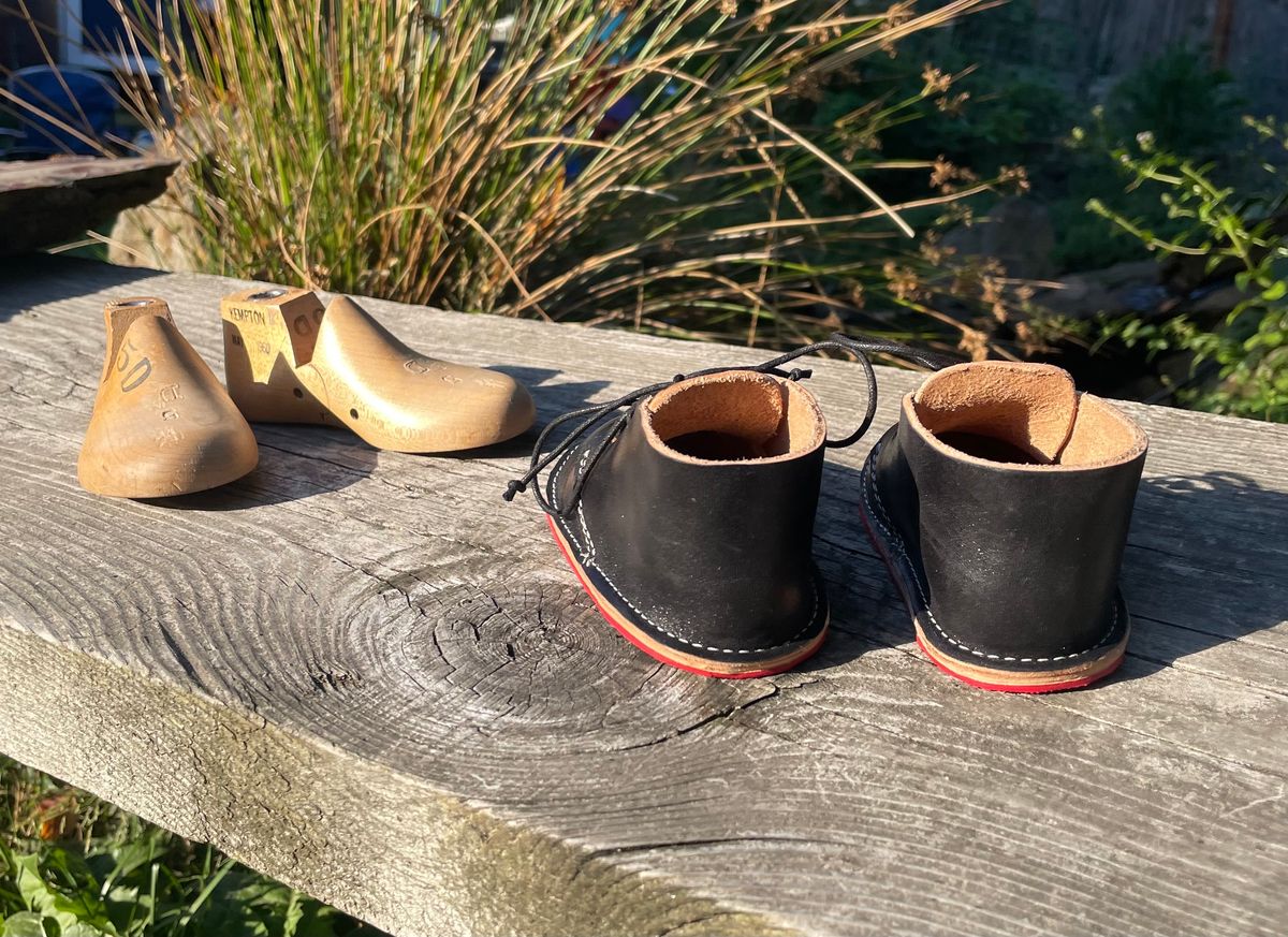 Photo by FrankLeeFineLeathers on October 5, 2023 of the Dad Chukka in Maryam Black Horsebutt.
