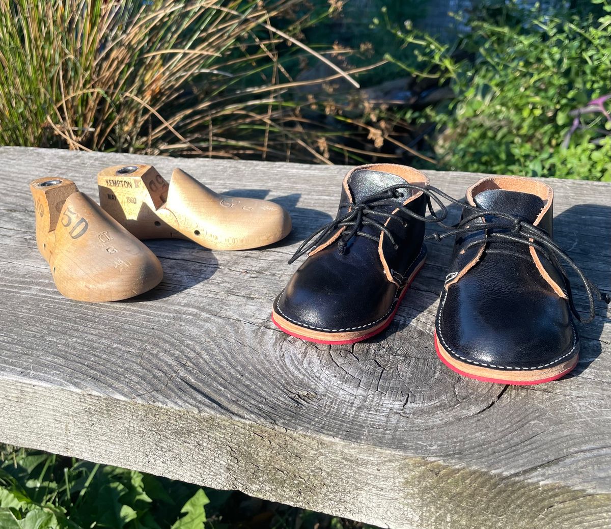 Photo by FrankLeeFineLeathers on October 5, 2023 of the Dad Chukka in Maryam Black Horsebutt.