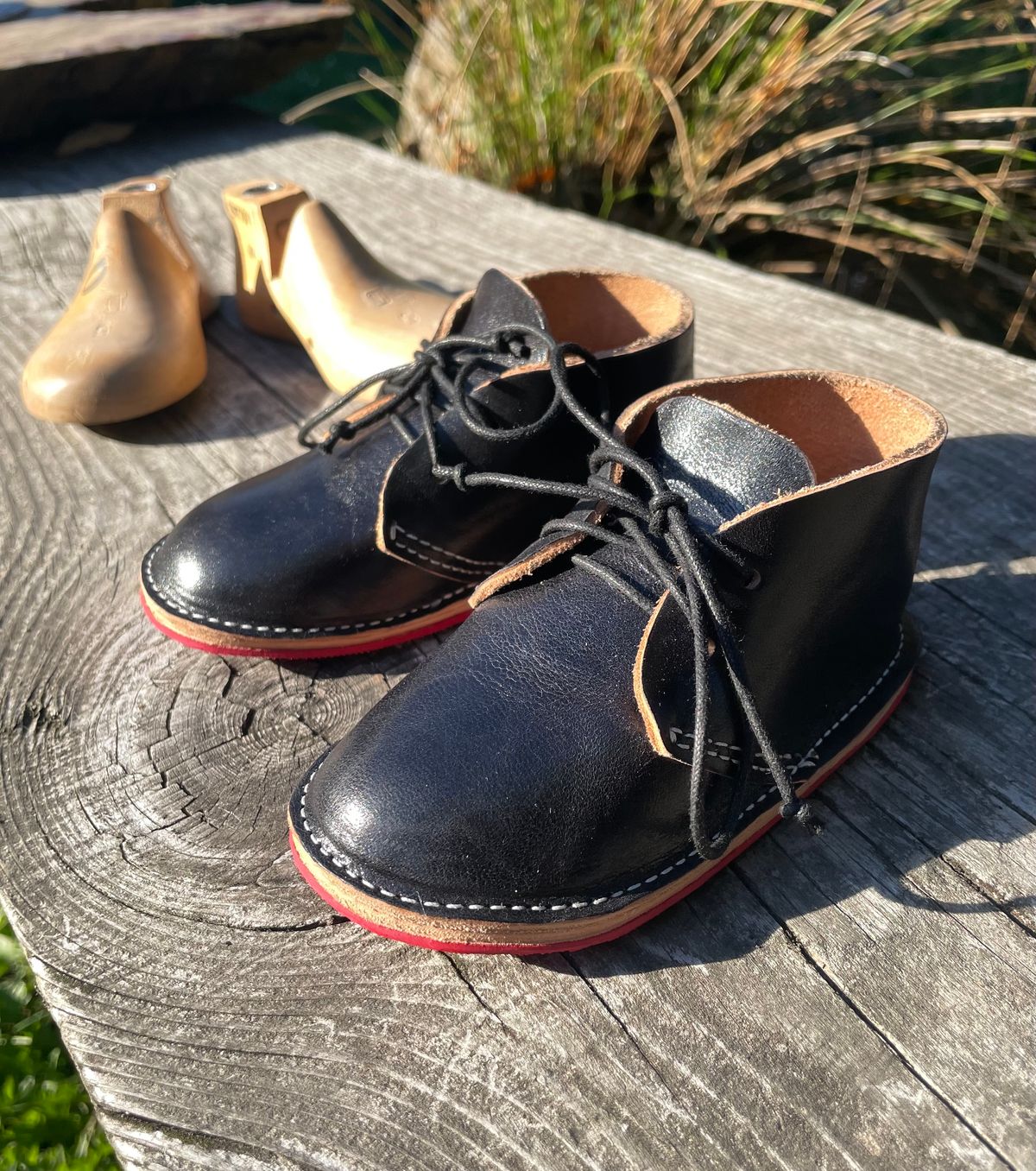 Photo by FrankLeeFineLeathers on October 5, 2023 of the Dad Chukka in Maryam Black Horsebutt.