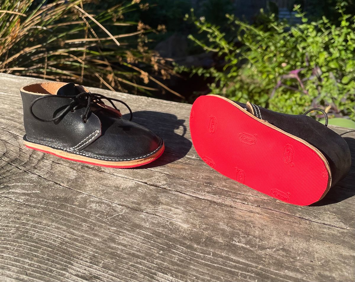 Photo by FrankLeeFineLeathers on October 5, 2023 of the Dad Chukka in Maryam Black Horsebutt.