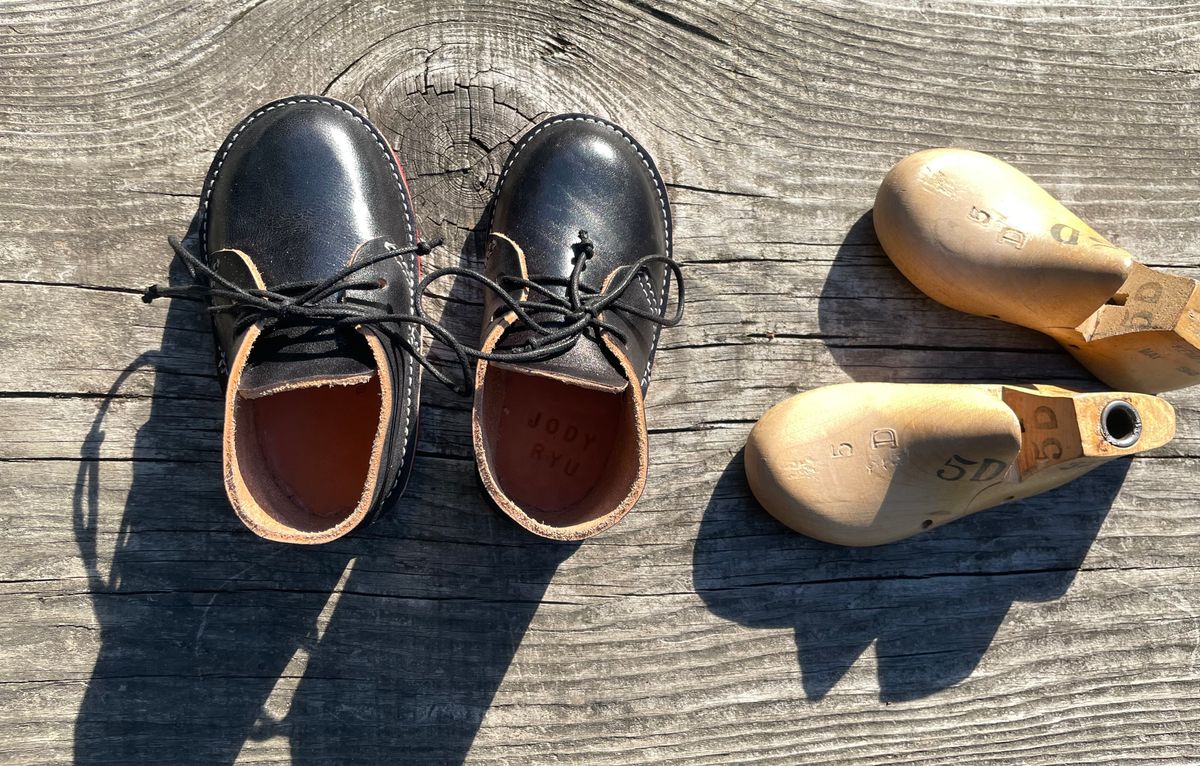 Photo by FrankLeeFineLeathers on October 5, 2023 of the Dad Chukka in Maryam Black Horsebutt.