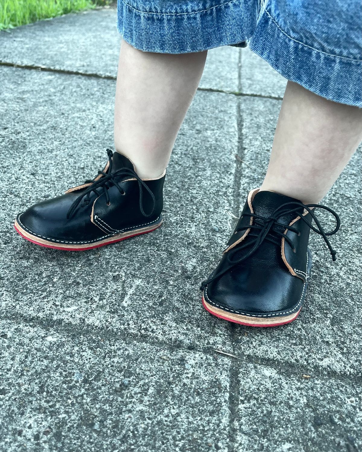 Photo by FrankLeeFineLeathers on October 5, 2023 of the Dad Chukka in Maryam Black Horsebutt.