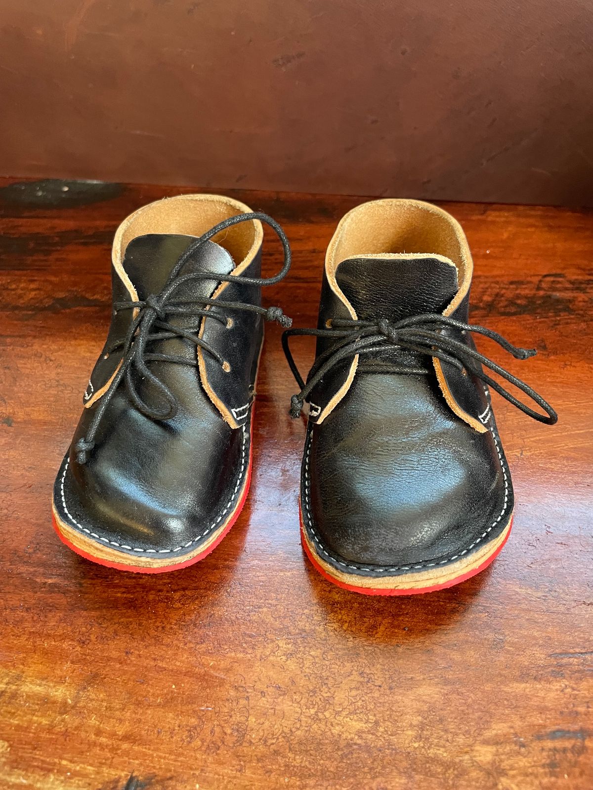 Photo by FrankLeeFineLeathers on October 6, 2023 of the Dad Chukka in Maryam Black Horsebutt.