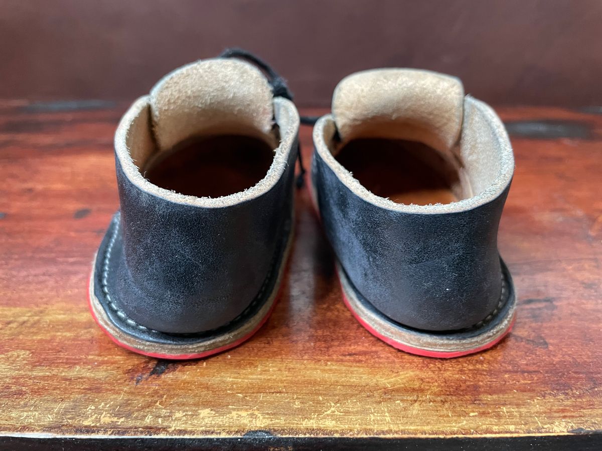 Photo by FrankLeeFineLeathers on November 3, 2023 of the Dad Chukka in Maryam Black Horsebutt.