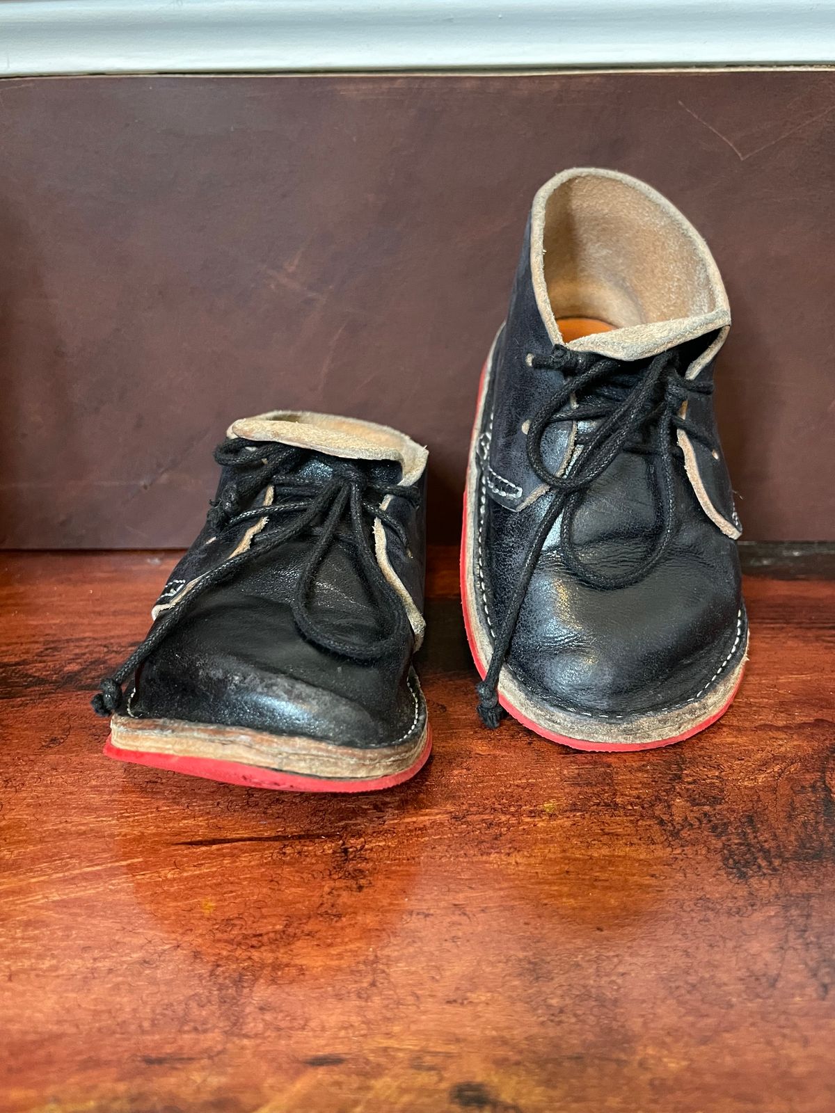 Photo by FrankLeeFineLeathers on November 3, 2023 of the Dad Chukka in Maryam Black Horsebutt.