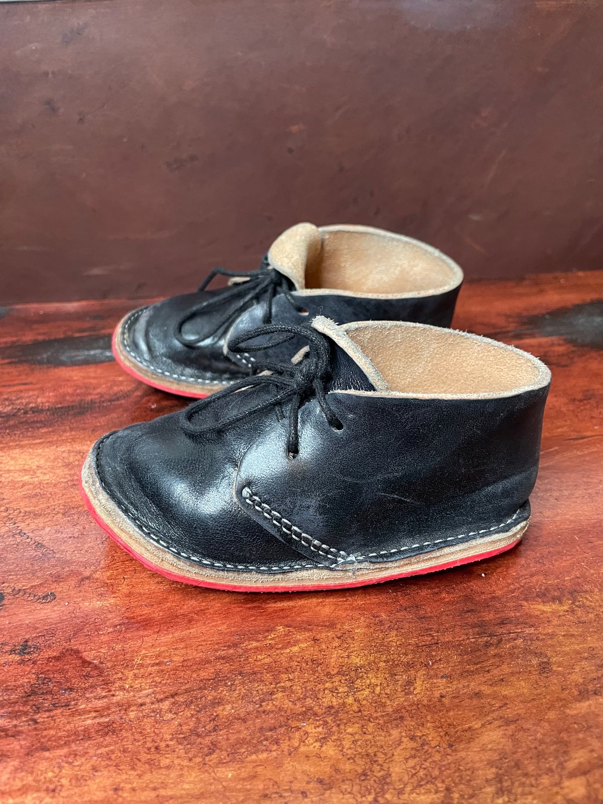 Photo by FrankLeeFineLeathers on November 3, 2023 of the Dad Chukka in Maryam Black Horsebutt.