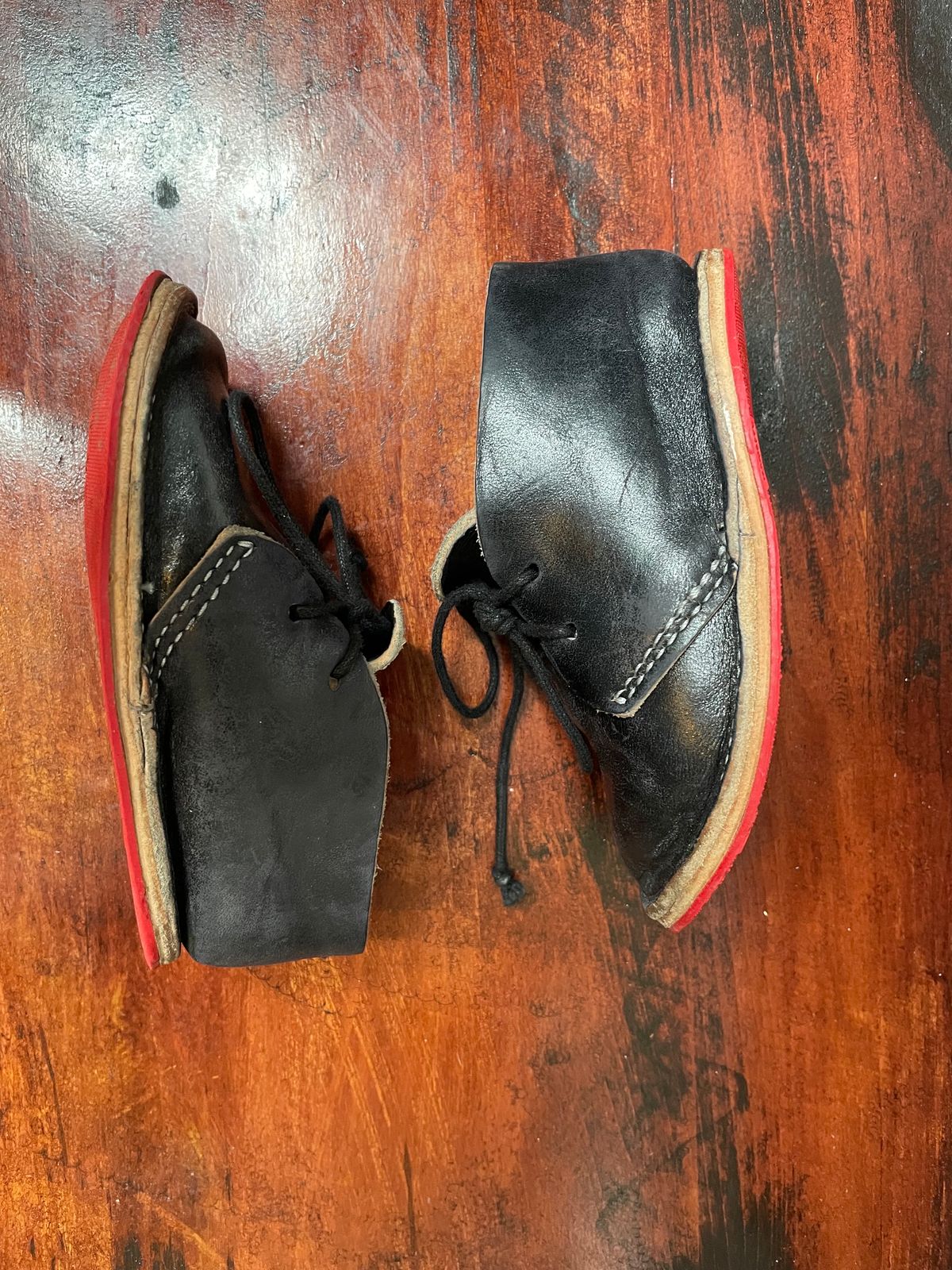 Photo by FrankLeeFineLeathers on November 3, 2023 of the Dad Chukka in Maryam Black Horsebutt.