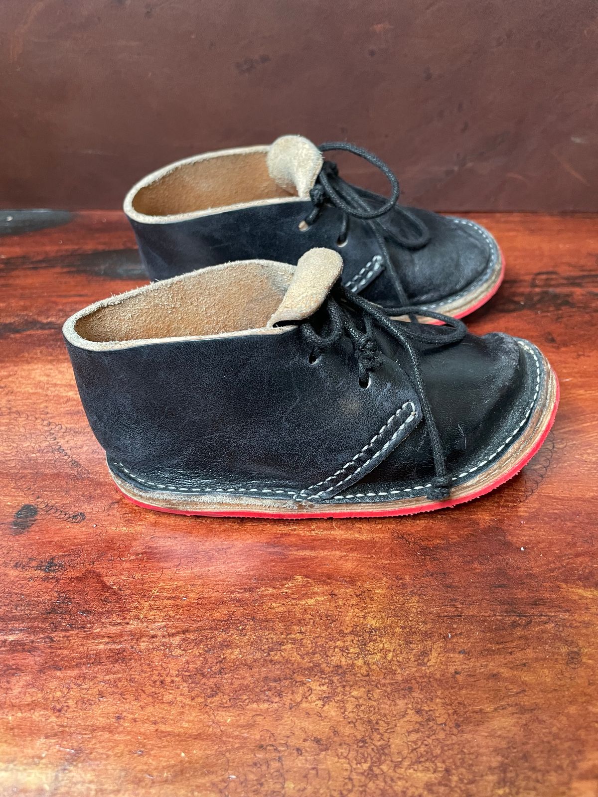 Photo by FrankLeeFineLeathers on November 3, 2023 of the Dad Chukka in Maryam Black Horsebutt.