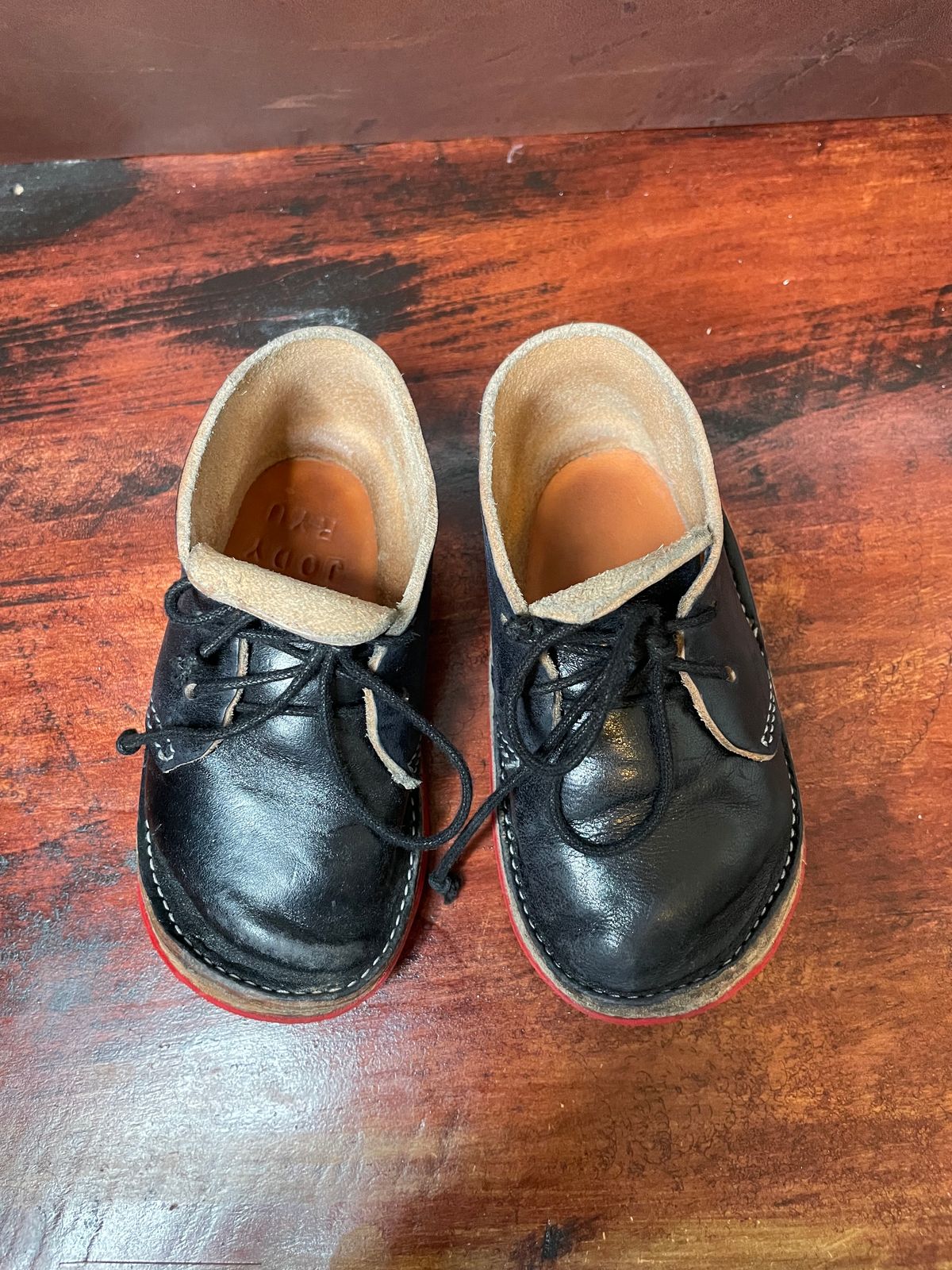 Photo by FrankLeeFineLeathers on November 3, 2023 of the Dad Chukka in Maryam Black Horsebutt.