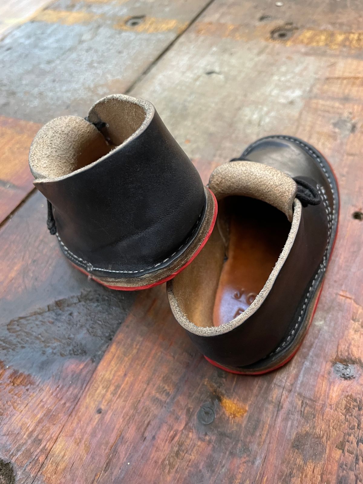 Photo by FrankLeeFineLeathers on December 5, 2023 of the Dad Chukka in Maryam Black Horsebutt.