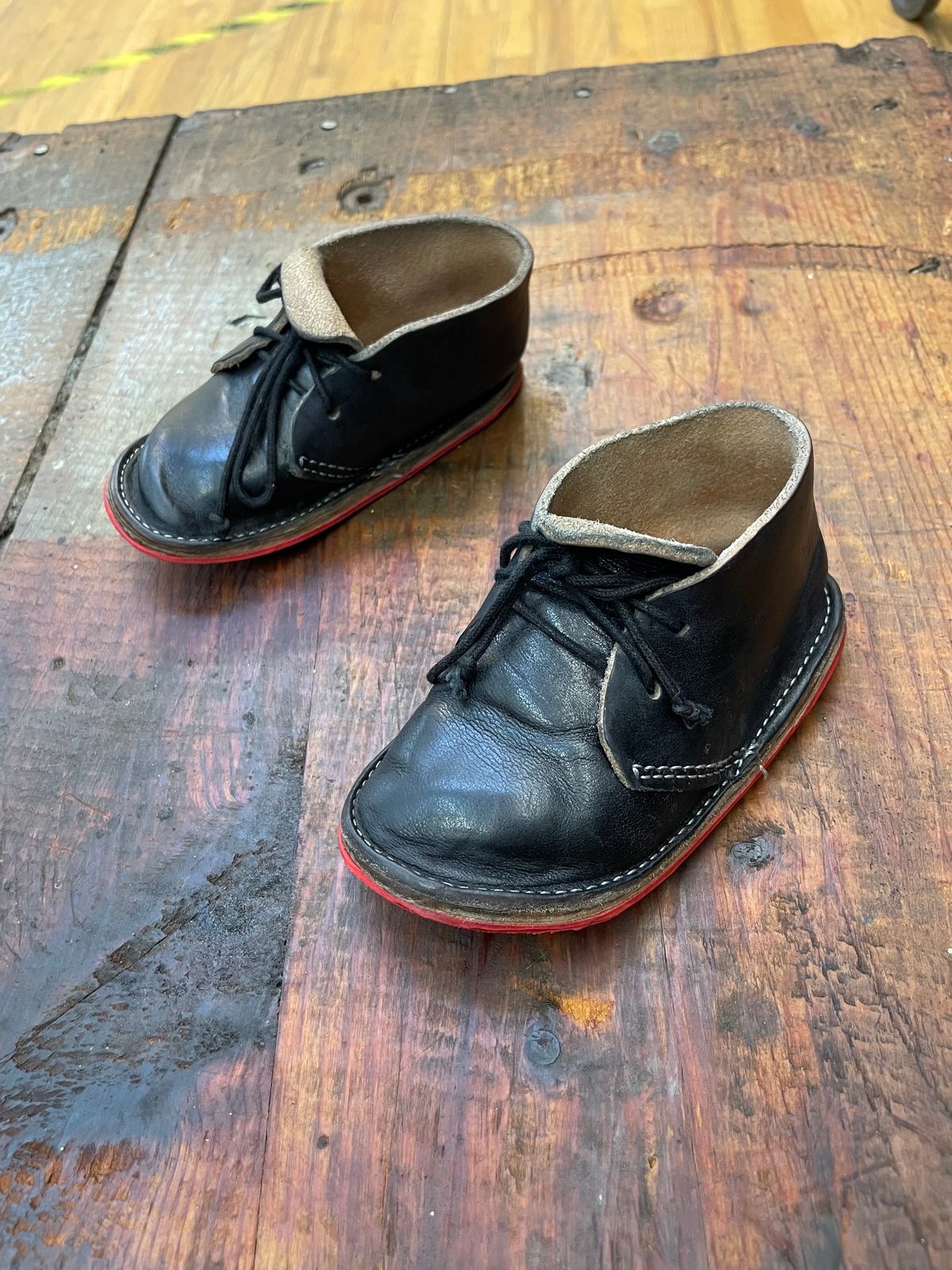 Photo by FrankLeeFineLeathers on December 5, 2023 of the Dad Chukka in Maryam Black Horsebutt.