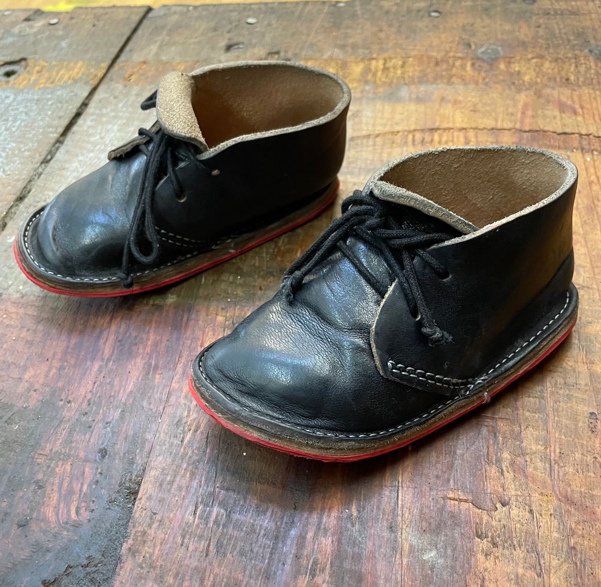 Photo by FrankLeeFineLeathers on December 5, 2023 of the Dad Chukka in Maryam Black Horsebutt.