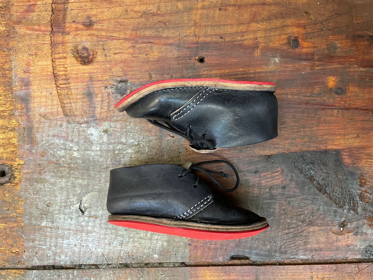 Photo by FrankLeeFineLeathers on December 5, 2023 of the Dad Chukka in Maryam Black Horsebutt.