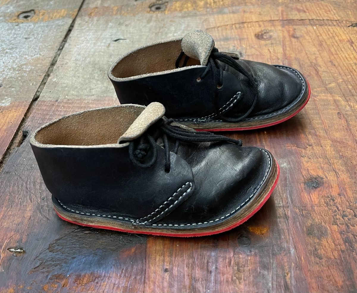 Photo by FrankLeeFineLeathers on December 5, 2023 of the Dad Chukka in Maryam Black Horsebutt.