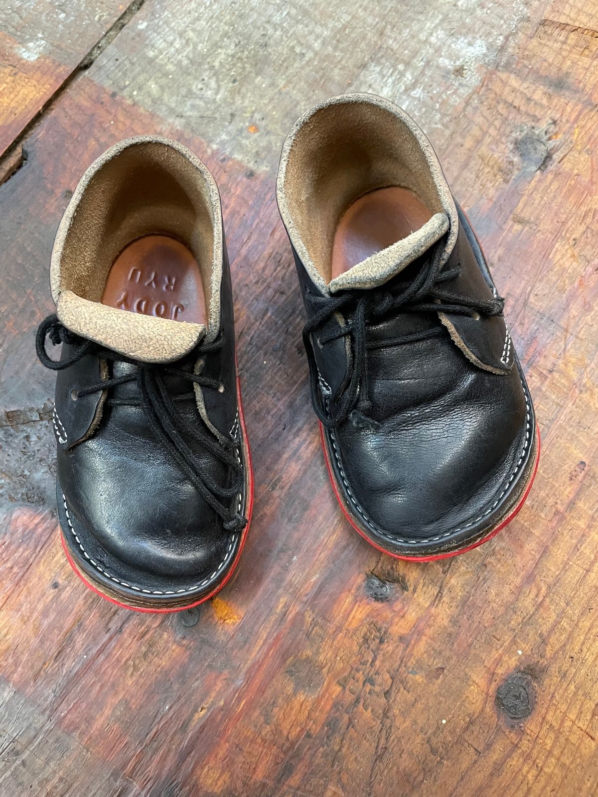 Photo by FrankLeeFineLeathers on December 5, 2023 of the Dad Chukka in Maryam Black Horsebutt.