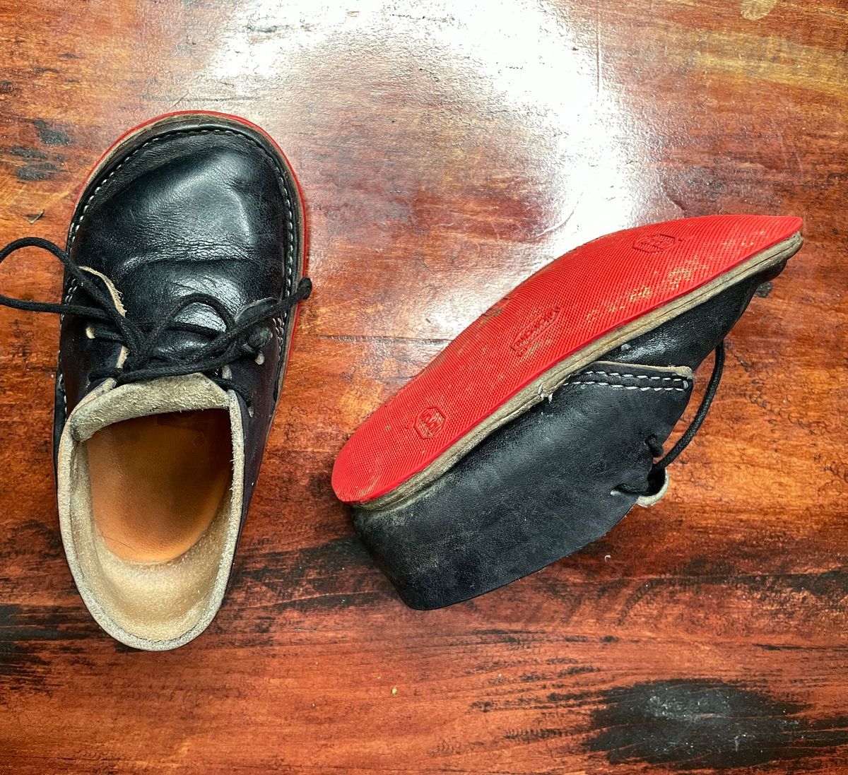 Photo by FrankLeeFineLeathers on January 6, 2024 of the Dad Chukka in Maryam Black Horsebutt.