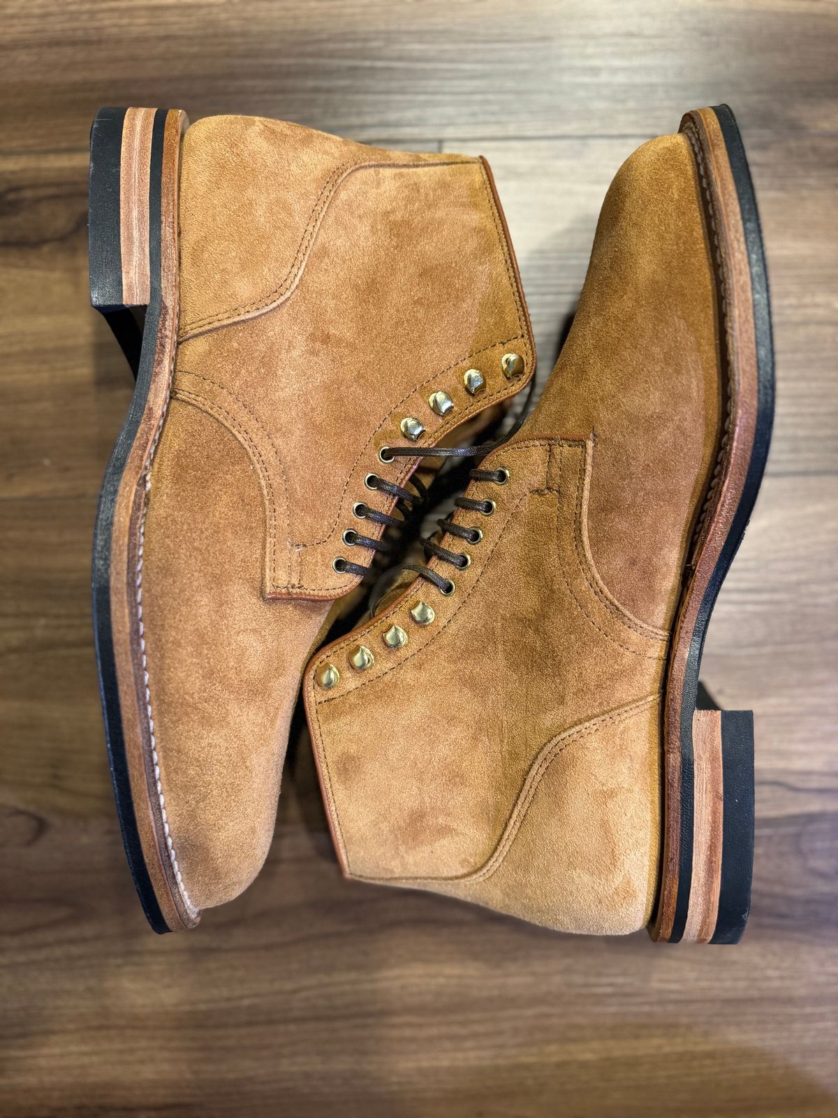 Photo by jinwoo on November 2, 2023 of the Viberg Service Boot in C.F. Stead Anise Kudu Reverse.