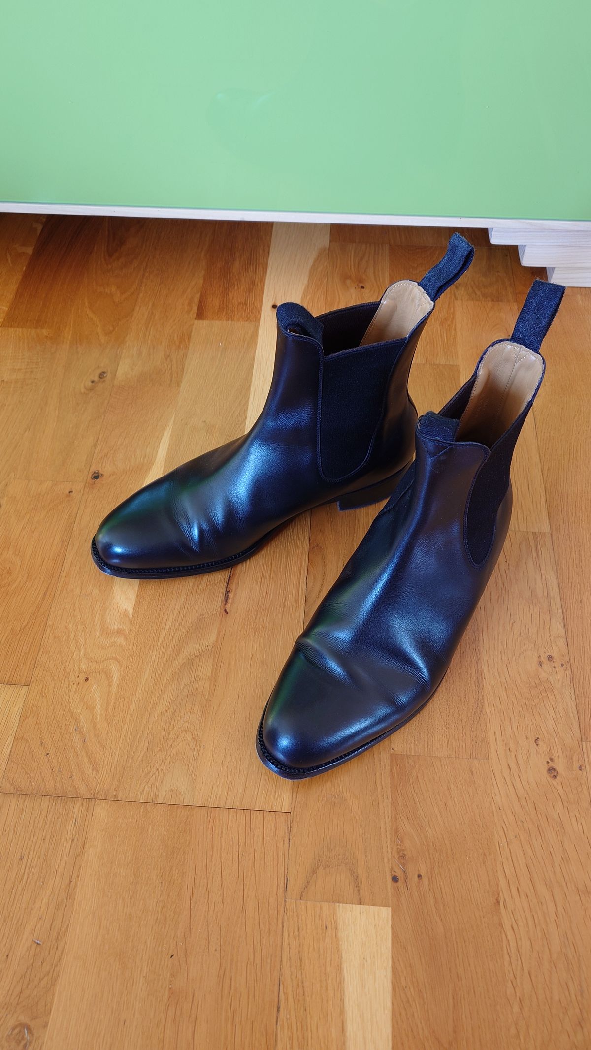 Photo by sowakichi on April 13, 2024 of the J.M. Weston Cambre Chelsea Boots in Black Boxcalf.