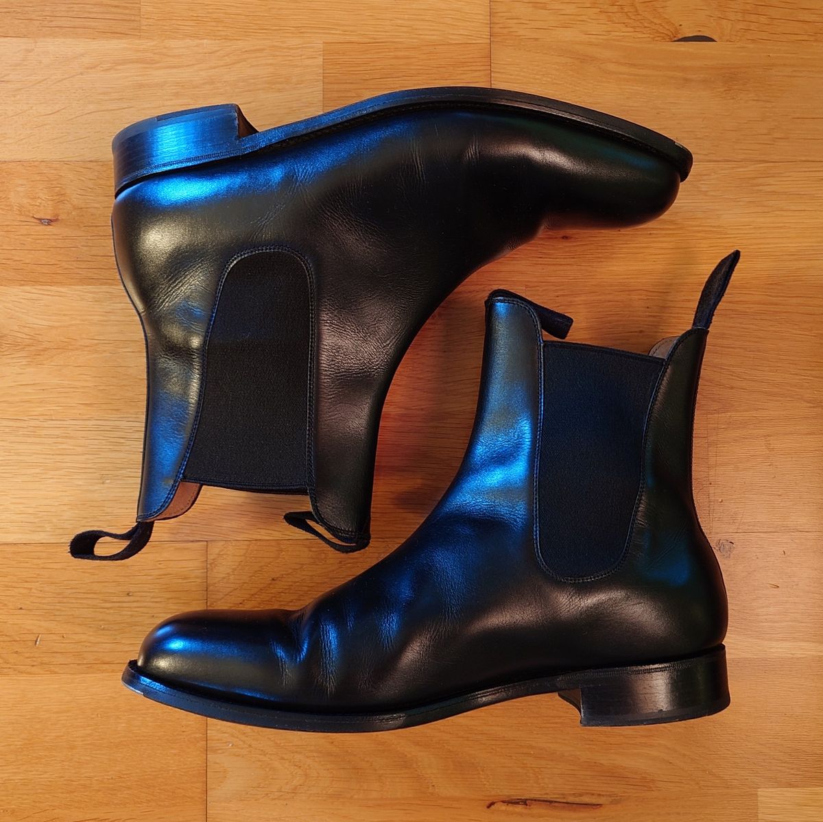 Photo by sowakichi on November 10, 2024 of the J.M. Weston Cambre Chelsea Boots in Black Boxcalf.