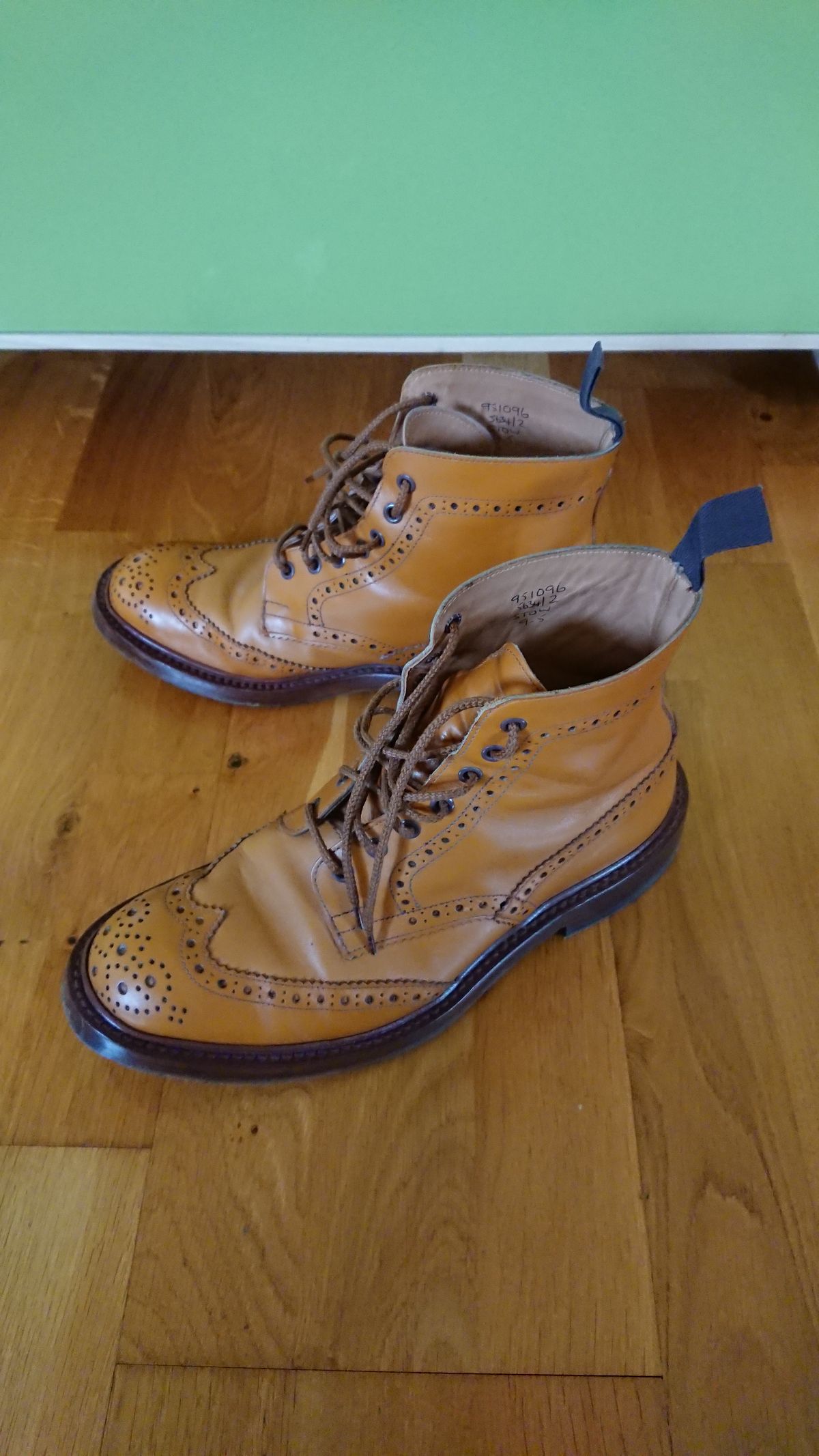 Photo by sowakichi on October 7, 2023 of the Tricker's Stow Country Boot in Acorn Antique.
