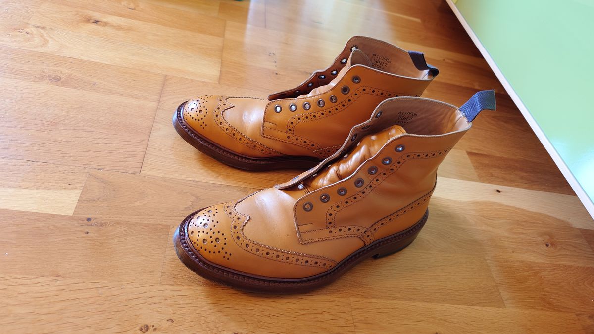 Photo by sowakichi on June 22, 2024 of the Tricker's Stow Country Boot in Acorn Antique.