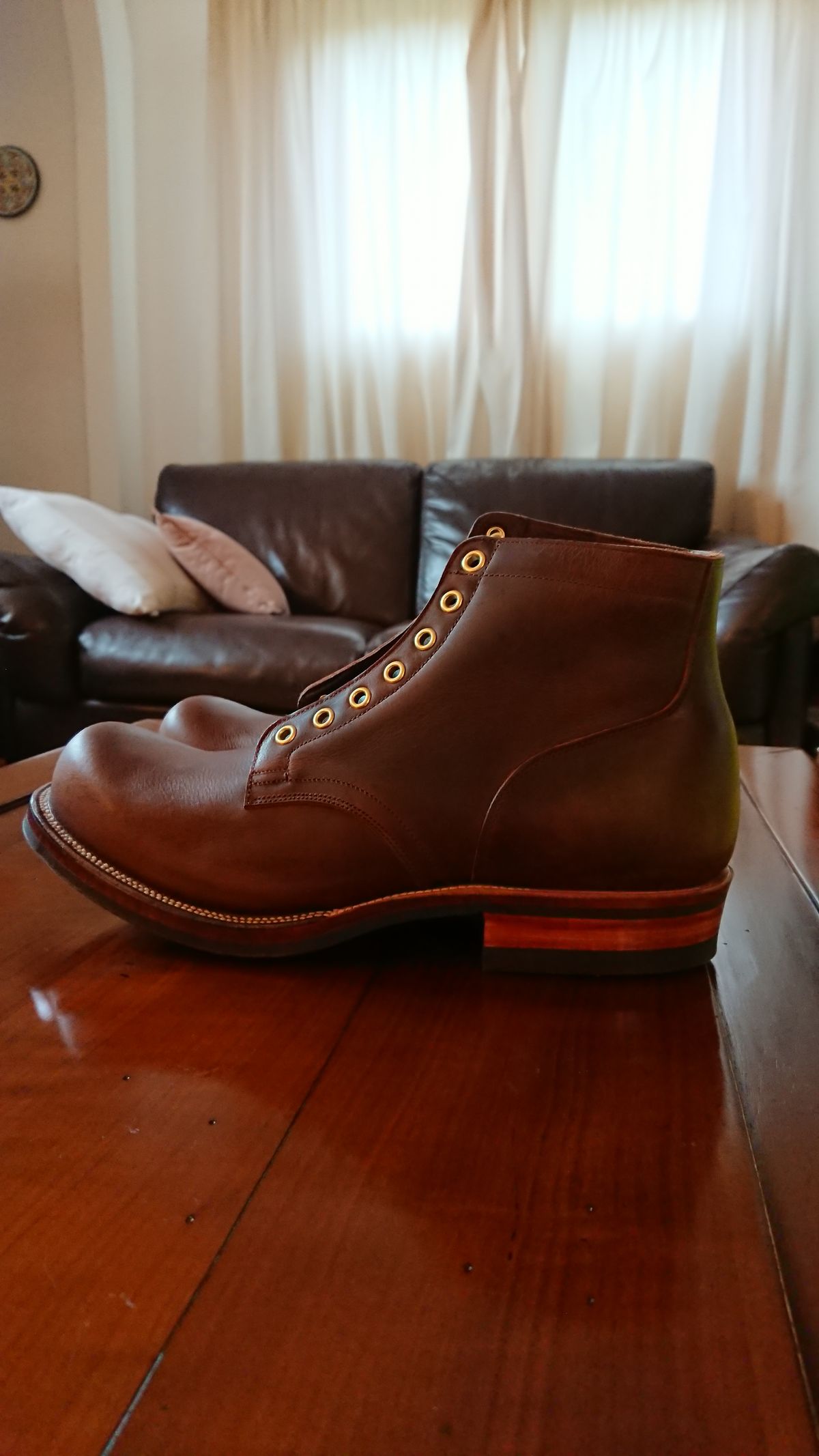 Photo by sowakichi on October 1, 2022 of the Viberg Service Boot in Horween Rowdy Dachshund.