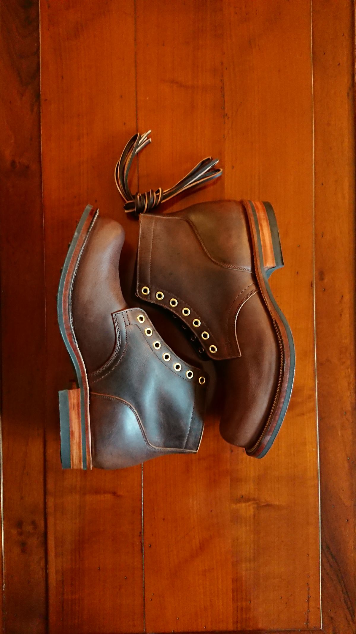 Photo by sowakichi on October 1, 2022 of the Viberg Service Boot in Horween Rowdy Dachshund.